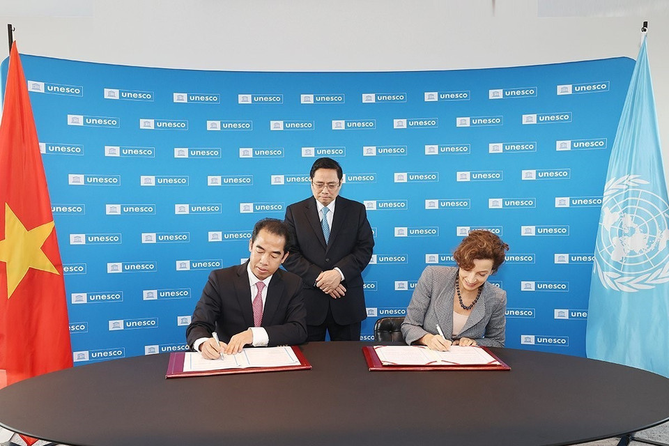 Thủ tướng Phạm Minh Chính chứng kiến Lễ ký Bản ghi nhớ hợp tác Việt Nam – UNESCO giai đoạn 2021-2025. (Ảnh: Dương Giang/TTXVN)