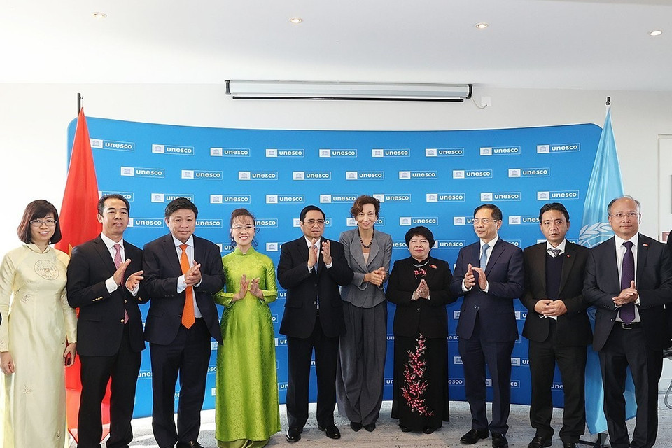 Thủ tướng Phạm Minh Chính và Tổng Giám đốc UNESCO Audrey Azoulay cùng các đại biểu. (Ảnh: Dương Giang/TTXVN)