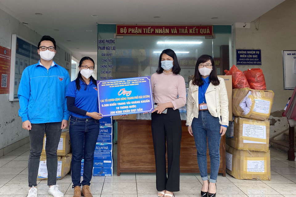 Đại diện Cơ quan thường trú TTXVN tại Hải Dương trao tặng UBND phường Phạm Ngũ Lão (thành phố Hải Dương) 5.500 khẩu trang vải kháng khuẩn, 200 kính chắn giọt bắn, 10 thùng nước khoáng đóng chai. (Ảnh: TTXVN)