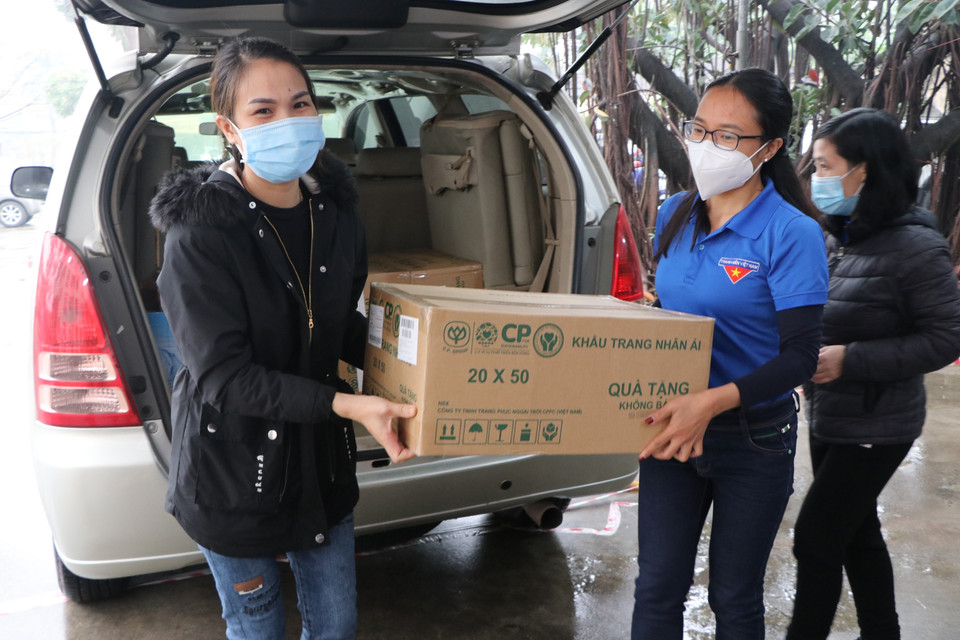 Đại diện Đoàn Thanh niên Cộng sản Hồ Chí Minh TTXVN vận chuyển vật phẩm tặng Bệnh viện dã chiến số 2 điều trị COVID-19 tại Bệnh viện Kỹ thuật y tế Hải Dương. (Ảnh: TTXVN)
