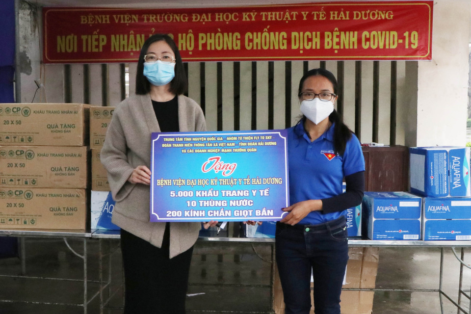 Riêng đợt dịch COVID-19 bùng phát lần thứ 3 tại Hải Dương, TTXVN đã 2 lần trao tặng Tỉnh đoàn các vật phẩm với tổng giá trị 375 triệu đồng; trong đó Đoàn Thanh niên TTXVN phối hợp với Trung tâm Tình nguyện Quốc gia, Nhóm từ thiện Fly to sky cùng các nhà tài trợ đã tặng 30.000 khẩu trang vải kháng khuẩn và 1.000 chai nước sát khuẩn cho Tỉnh đoàn Hải Dương với trị giá quà tặng 345 triệu đồng. (Ảnh: TTXVN)