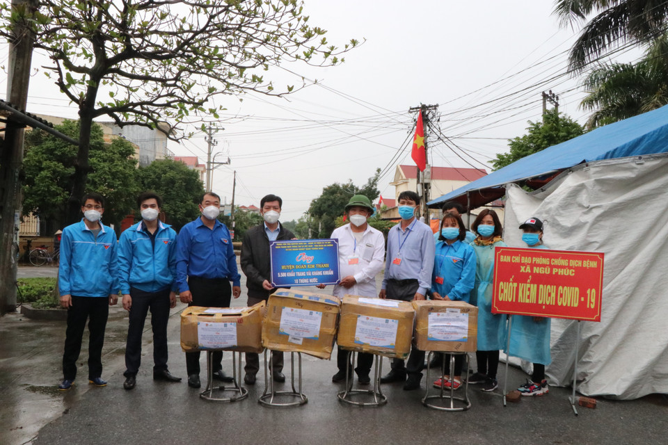 Đại diện Cơ quan thường trú TTXVN tại Hải Dương và Tỉnh đoàn Hải Dương trao tặng xã Ngũ Phúc, huyện Kim Thành 5.500 khẩu trang vải kháng khuẩn, 10 thùng nước khoáng đóng chai. (Ảnh: Mạnh Minh/TTXVN)