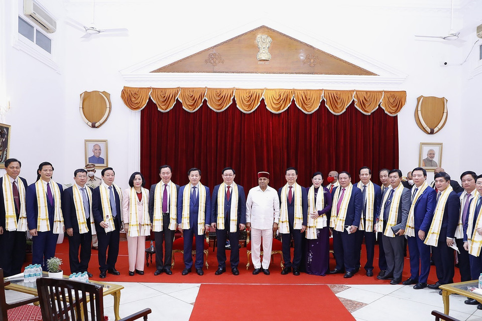 Chủ tịch Quốc hội Vương Đình Huệ và Ngài Thawar Chand Gehlot, Thống đốc bang Karnataka với các đại biểu. (Ảnh: Doãn Tấn/TTXVN)