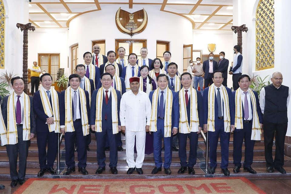 Chủ tịch Quốc hội Vương Đình Huệ và Ngài Thawar Chand Gehlot, Thống đốc bang Karnataka với các đại biểu. (Ảnh: Doãn Tấn/TTXVN)