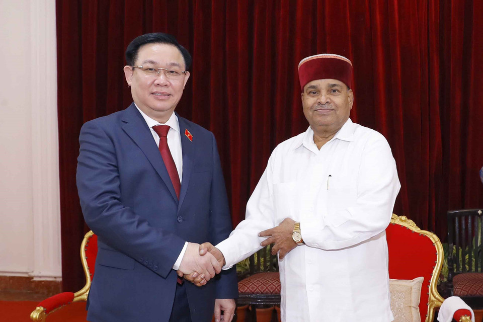 Chủ tịch Quốc hội Vương Đình Huệ gặp Ngài Thawar Chand Gehlot, Thống đốc bang Karnataka. (Ảnh: Doãn Tấn/TTXVN)