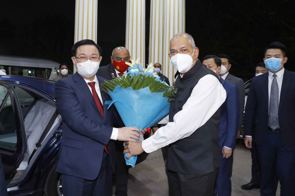 Lãnh đạo Chính quyền bang Karnataka đón, tặng hoa Chủ tịch Quốc hội Vương Đình Huệ. (Ảnh: Doãn Tấn/TTXVN)