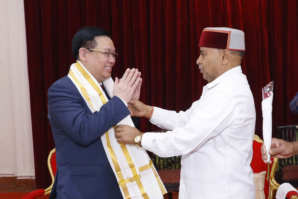 Ngài Thawar Chand Gehlot, Thống đốc bang Karnataka tặng khăn cho Chủ tịch Quốc hội Vương Đình Huệ. (Ảnh: Doãn Tấn/TTXVN)