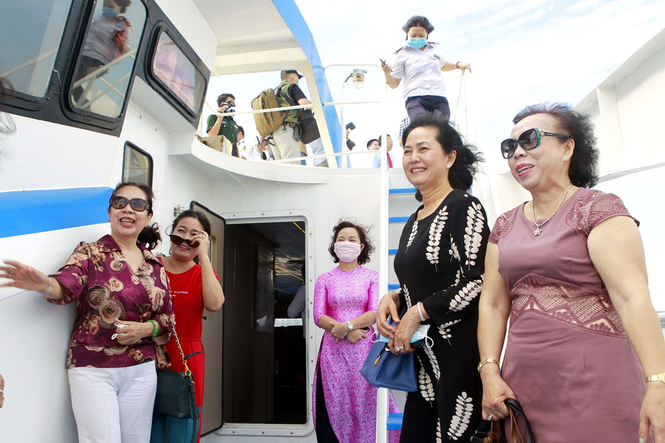 Khách tham quan đi trên tuyến phà biển vận tải hành khách, hàng hóa Cần Giờ-Vũng Tàu. (Ảnh: Thanh Vũ/TTXVN)