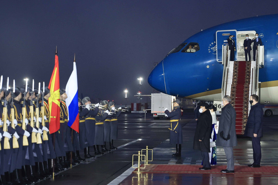 Lễ đón Chủ tịch nước Nguyễn Xuân Phúc và Phu nhân cùng đoàn đại biểu cấp cao Việt Nam được tổ chức tại sân bay Vnukovo 2. (Ảnh: Thống Nhất/TTXVN)