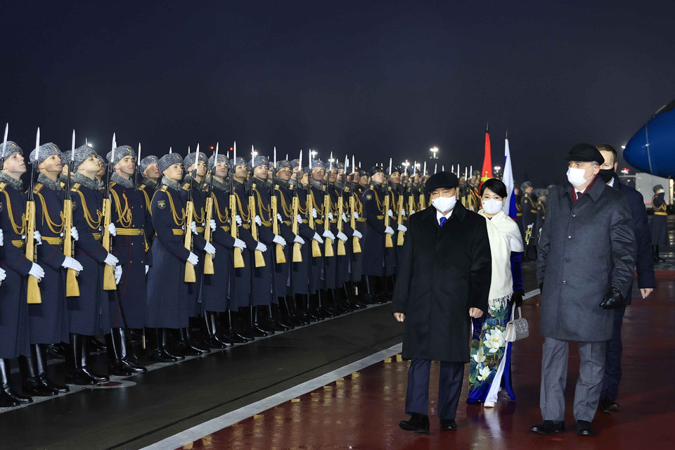 Lễ đón Chủ tịch nước Nguyễn Xuân Phúc và Phu nhân tại sân bay Vnukovo 2. (Ảnh: Thống Nhất/TTXVN)