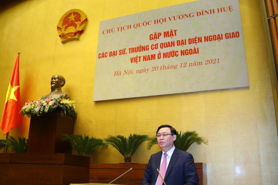 Chủ tịch Quốc hội Vương Đình Huệ phát biểu tại buổi gặp mặt. (Ảnh: Văn Điệp/TTXVN)