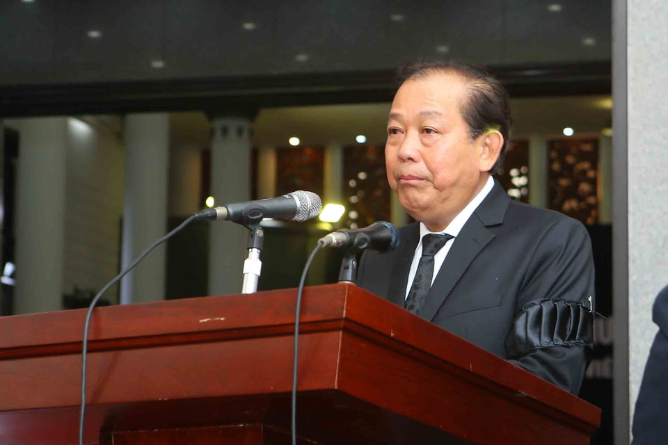 Đồng chí Trương Hoà Bình, Ủy viên Bộ Chính trị, Phó Thủ tướng thường trực Chính phủ đọc Tiểu sử Chủ tịch Chủ tịch nước Trần Đại Quang và danh sách Ban Lễ tang. (Ảnh:TTXVN)