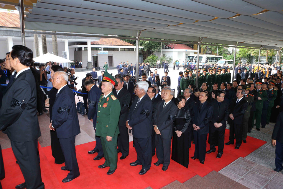 Các đồng chí lãnh đạo, nguyên lãnh đạo Đảng, Nhà nước cùng đông đảo đại diện các cơ quan, Ban, ngành Trung ương, địa phương tới viếng Chủ tịch nước Trần Đại Quang. (Ảnh: TTXVN)