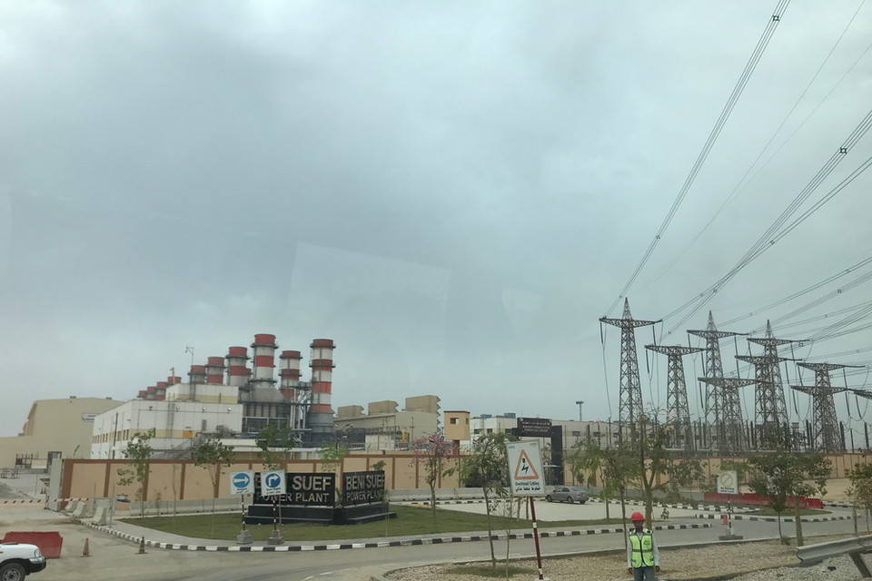 Bộ Điện lực và Năng lượng tái tạo Ai Cập cùng với Tập đoàn Siemens của Đức và đối tác liên danh Công ty xây dựng Orascom, Công ty điện Elsewedy đã hoàn thành siêu dự án này trong thời gian kỷ lục là 27,5 tháng.