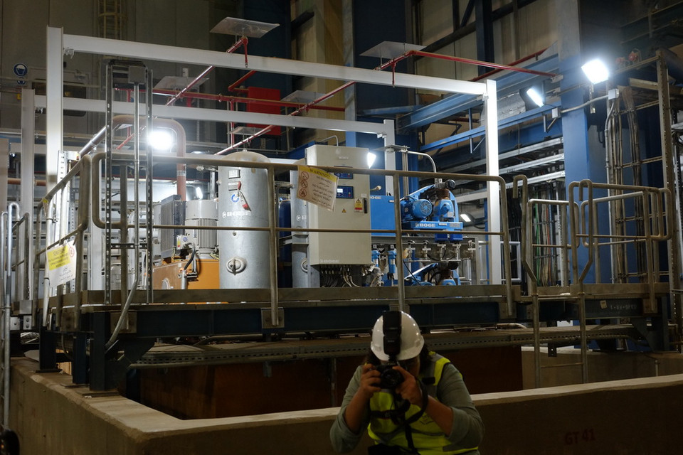 Mỗi nhà máy điện được trang bị 8 tua bin khí thế hệ H SGT5-8000, 4 tua bin hơi, 12 máy phát điện, 8 lò thu hồi nhiệt Siemens, 12 máy biến áp và một hệ thống thiết bị đóng cắt cách điện khí 500kV GIS. 