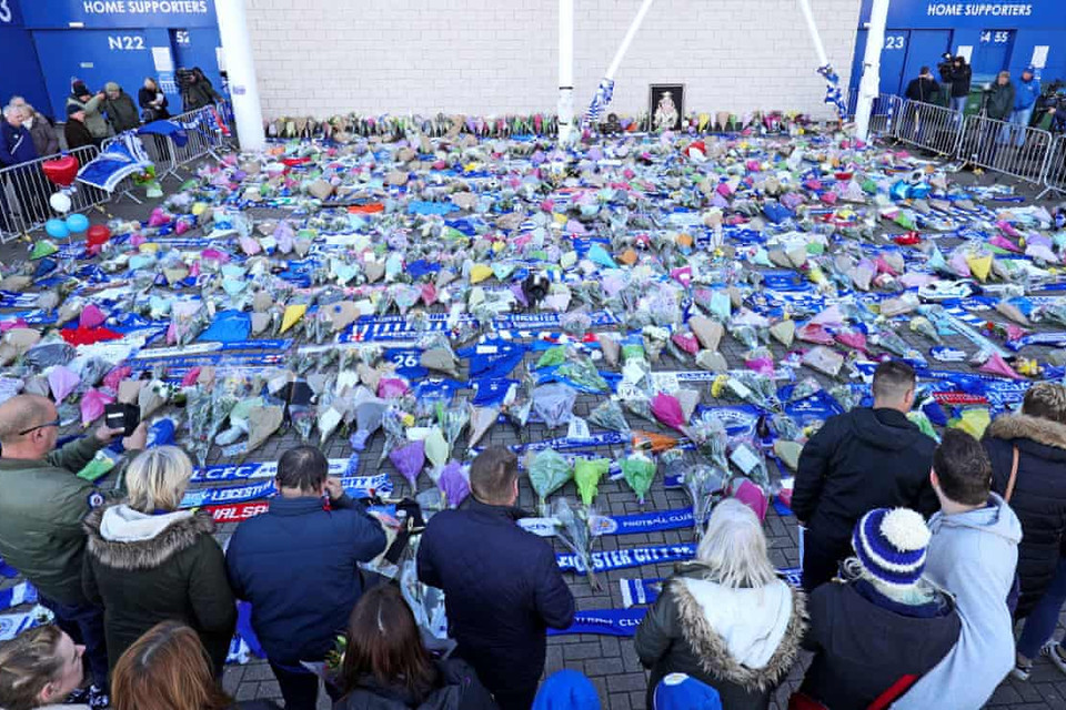 Bên ngoài sân King Power ngập trong hoa và nến cùng những lời chia buồn.