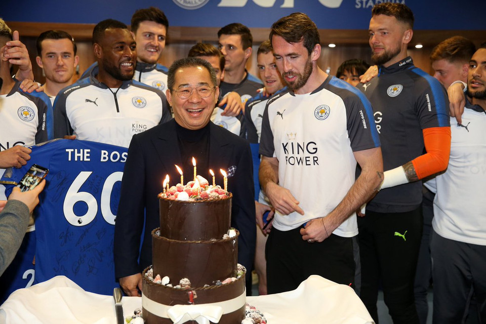 Các cầu thủ Leicester mừng sinh nhật ông Vichai nhân dịp ông tròn 60 tuổi