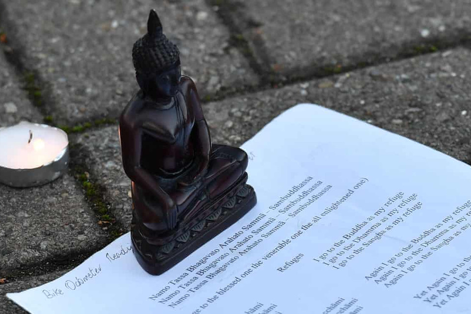 Bức tượng Phật và bài kinh cầu nguyện bên ngoài sân King Power. Sinh thời, ông Vichai nhiều lần thỉnh các vị cao tăng từ Thái Lan đến sân King Power để làm phép.