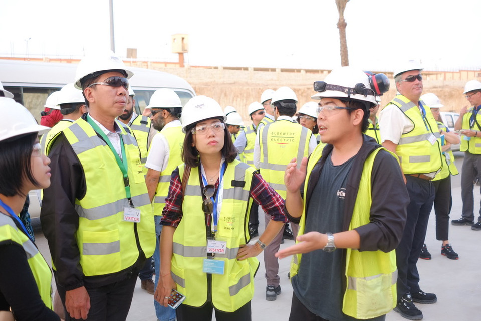 Tập đoàn Siemens đã tiến hành đào tạo cho 600 kỹ sư và kỹ thuật viên người Ai Cập để vận hành và duy trì các nhà máy điện, đồng thời mở rộng kỹ năng và kiến thức cho nguồn lao động địa phương. Các kỹ sư quốc tế từ khoảng 20 quốc gia và vùng lãnh thổ, trong đó có Việt Nam, cũng được Siemens đưa đến Ai Cập tham gia vào dự án khổng lồ này.