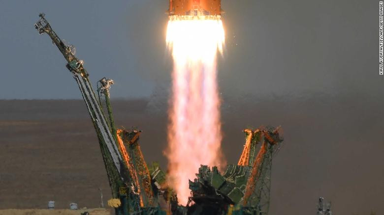 Khoảnh khắc tên lửa được phóng đi từ bệ phóng