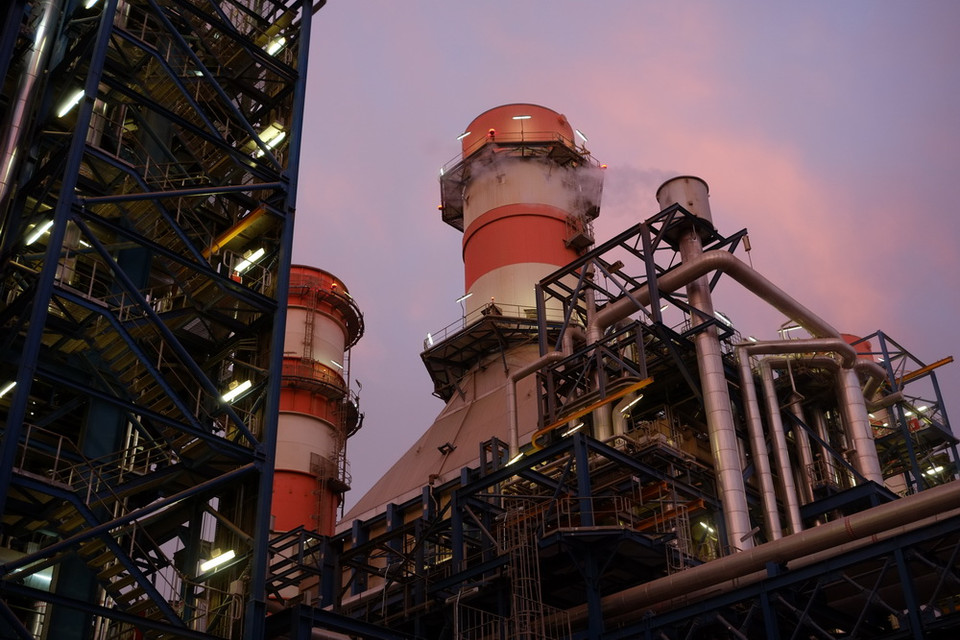 Toàn bộ các trang thiết bị đều do tập đoàn Siemens cung cấp và lắp đặt, cũng như vận hành cùng với các đối tác Ai Cập, cụ thể là Công ty Điện lực Elsewedy.