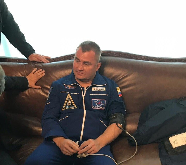 Phi hành gia Ovchinin được kiểm tra sức khỏe sau khi tàu hạ cánh khẩn cấp
