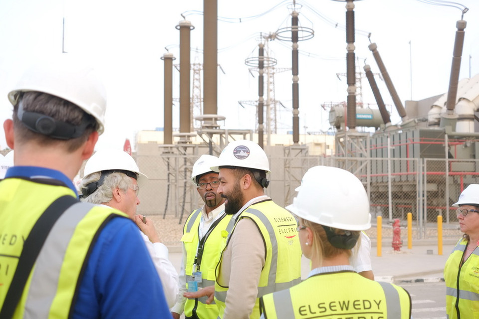 'Việc hoàn thành các nhà máy điện này là một mốc cực kỳ quan trọng trong chiến lược hiện đại hóa hạ tầng điện ở Ai Cập của chính phủ chúng tôi nhằm thúc đẩy tăng trưởng kinh tế và phát triển nền công nghiệp quốc gia,' Tiến sỹ Mohamed Shaker, Bộ trưởng Bộ Điện lực và Năng lượng Tái tạo nhấn mạnh. Trong ảnh: Đoàn phóng viên quốc tế tham quan nhà máy Beni Suef.