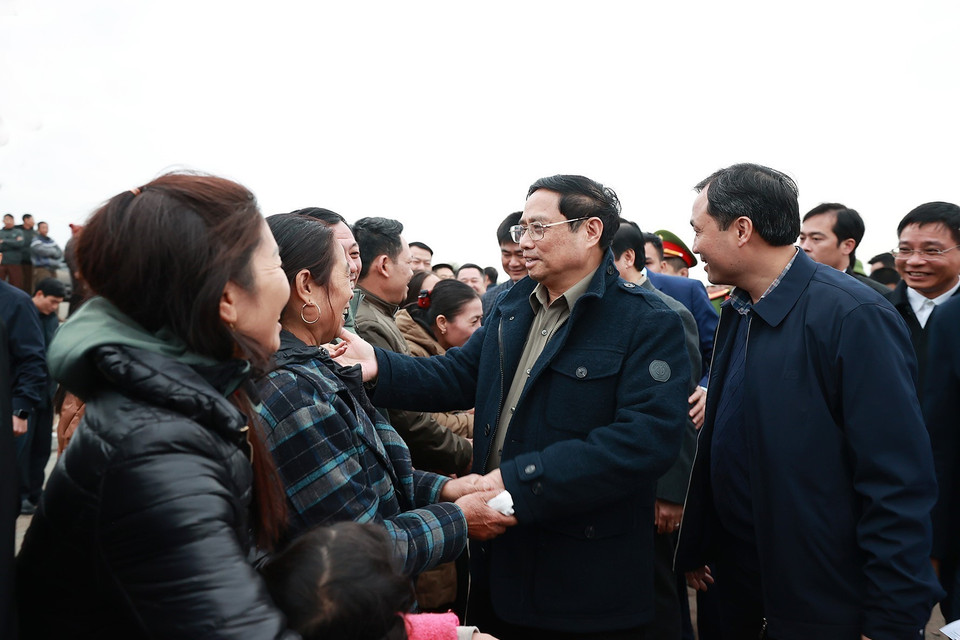 Thủ tướng Phạm Minh Chính gặp nhân dân vùng dự án cao tốc Bãi Vọt-Hàm Nghi. (Ảnh: Dương Giang/TTXVN)