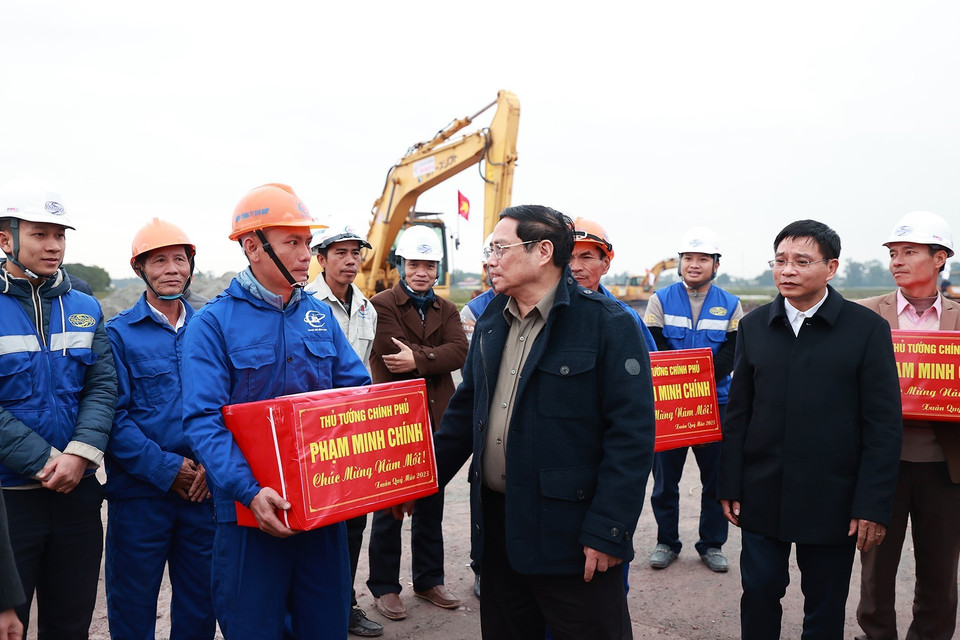 Thủ tướng Phạm Minh Chính động viên kỹ sư, công nhân thi công dự án cao tốc Bãi Vọt-Hàm Nghi. (Ảnh: Dương Giang/TTXVN)