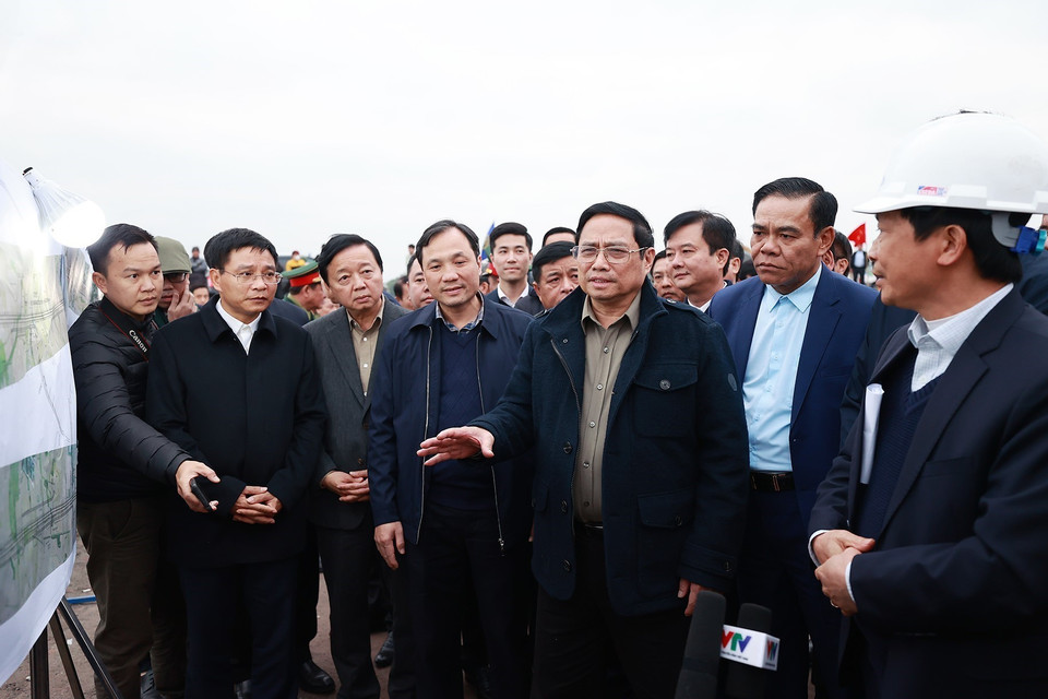 Thủ tướng Phạm Minh Chính kiểm tra dự án cao tốc Bãi Vọt - Hàm Nghi đoạn qua địa phận huyện Can Lộc, tỉnh Hà Tĩnh. (Ảnh: Dương Giang/TTXVN)