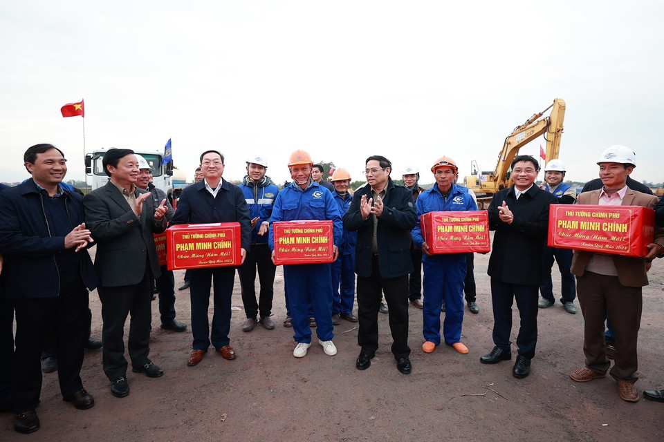 Thủ tướng Phạm Minh Chính tặng quà cho kỹ sư, công nhân thi công dự án cao tốc Bãi Vọt-Hàm Nghi. (Ảnh: Dương Giang/TTXVN)