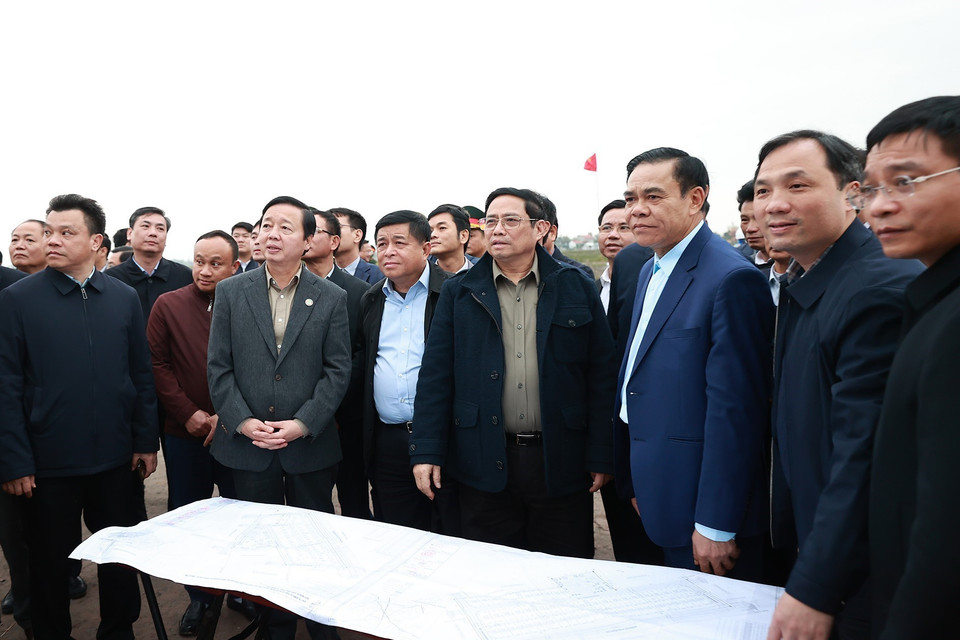 Thủ tướng Phạm Minh Chính kiểm tra dự án cao tốc Bãi Vọt - Hàm Nghi đoạn qua địa phận huyện Can Lộc, tỉnh Hà Tĩnh. (Ảnh: Dương Giang/TTXVN)