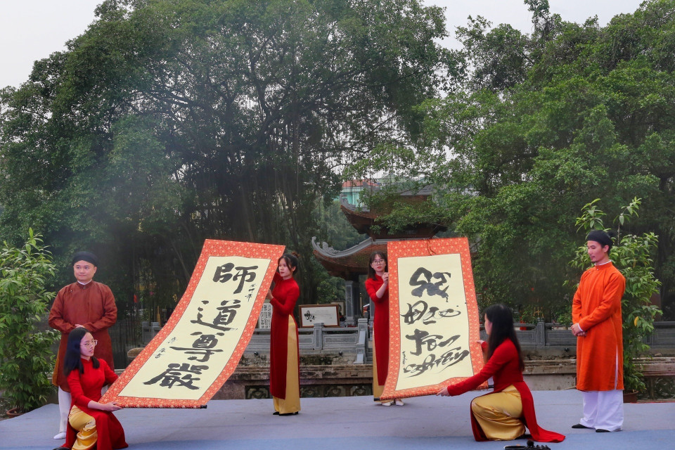 Các tác phẩm thư pháp trình diễn tại lễ khai mạc. (Ảnh: Tuấn Đức/TTXVN)