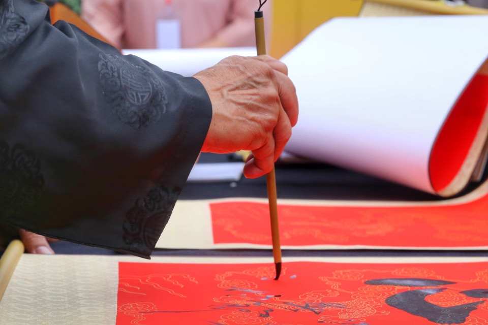 Biểu diễn thư pháp tại Hội chữ Xuân. (Ảnh: Tuấn Đức/TTXVN)