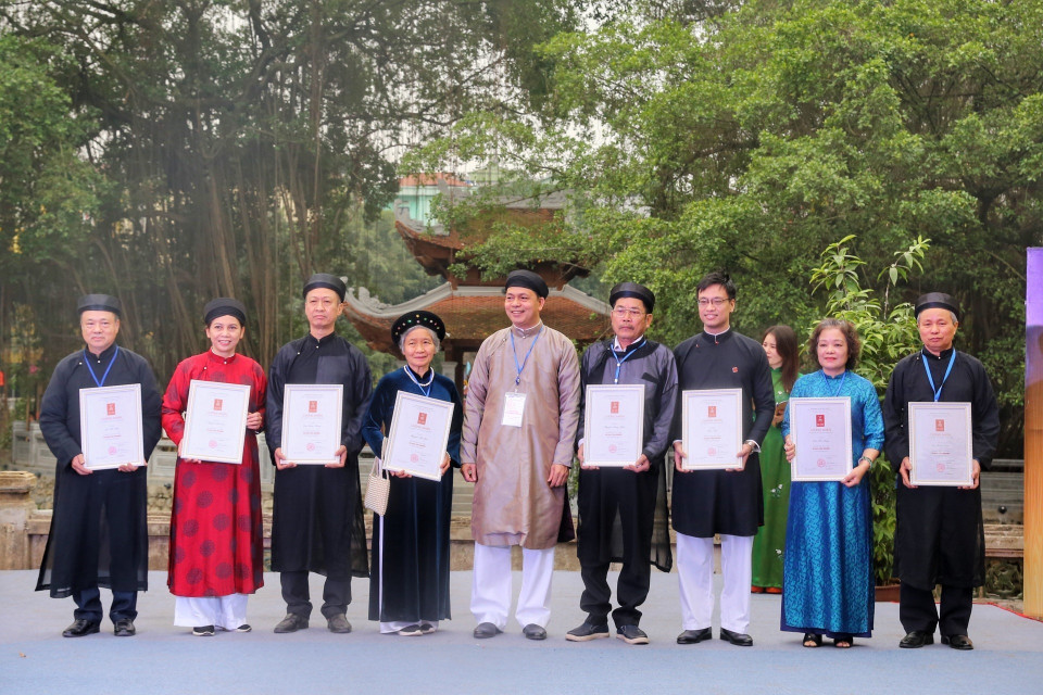 Trao chứng nhận cho các tác giả có tác phẩm trưng bày tại Hội chữ Xuân. (Ảnh: Tuấn Đức/TTXVN)