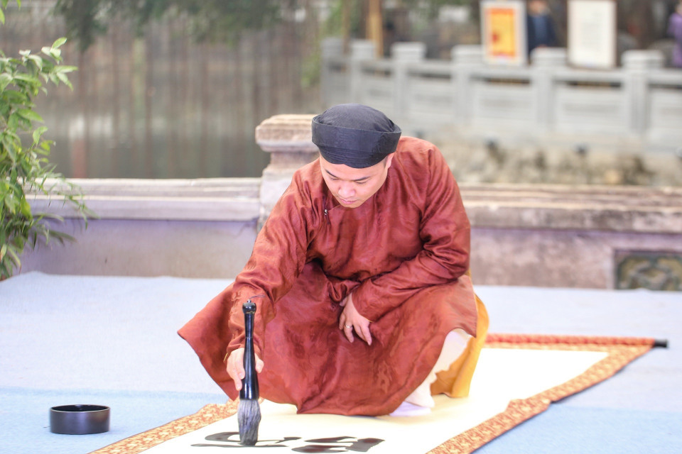 Trình diễn thư pháp tại lễ khai mạc. (Ảnh: Tuấn Đức/TTXVN)