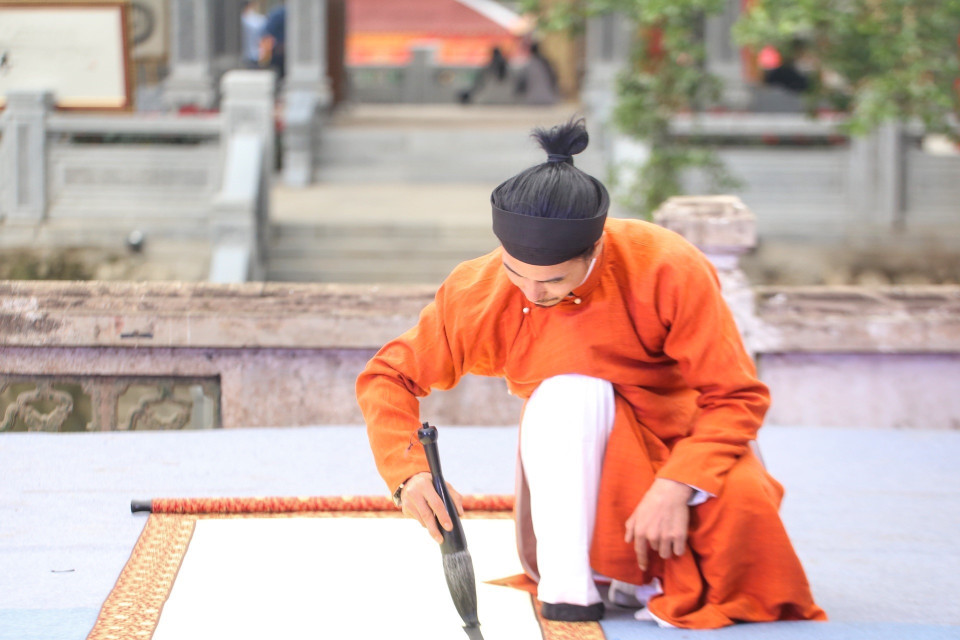 Trình diễn thư pháp tại lễ khai mạc. (Ảnh: Tuấn Đức/TTXVN)