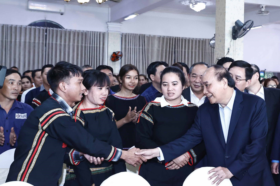 Chủ tịch nước Nguyễn Xuân Phúc thăm hỏi công nhân lao động tỉnh Đắk Lắk. (Ảnh: Thống Nhất/TTXVN)