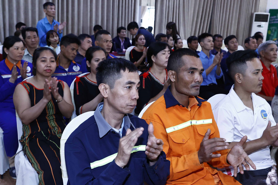 Công nhân lao động có hoàn cảnh khó khăn tại chương trình. (Ảnh: Thống Nhất/TTXVN)