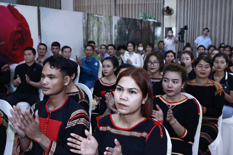 Công nhân lao động có hoàn cảnh khó khăn tại chương trình. (Ảnh: Thống Nhất/TTXVN)