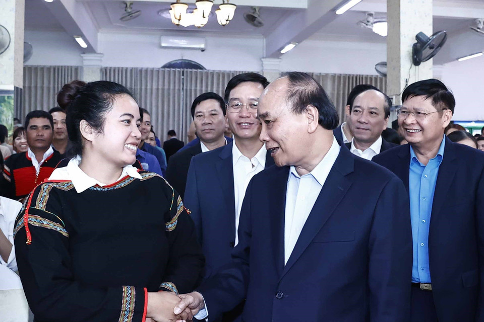 Chủ tịch nước Nguyễn Xuân Phúc thăm hỏi công nhân lao động tỉnh Đắk Lắk. (Ảnh: Thống Nhất/TTXVN)