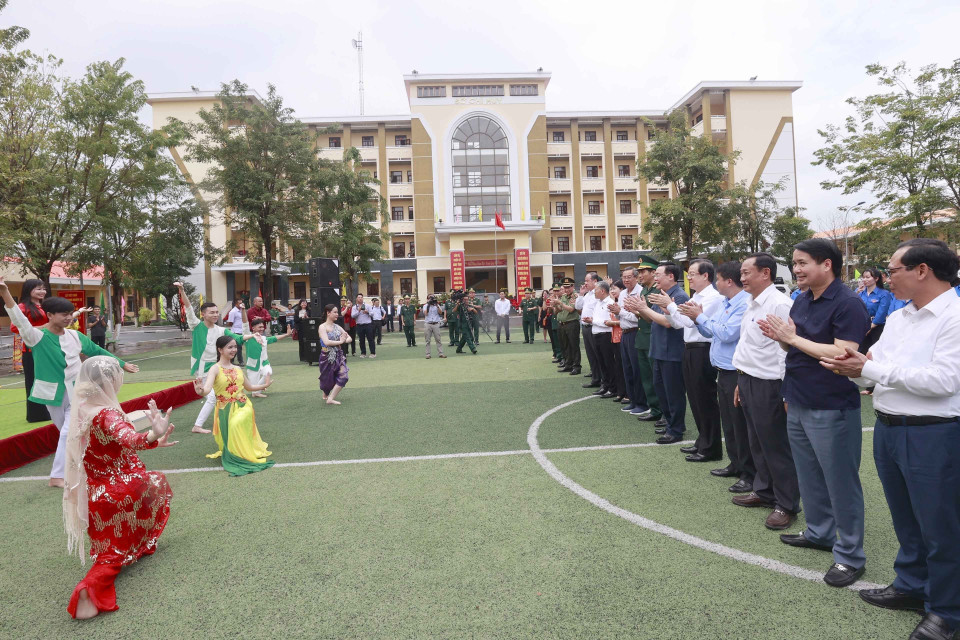 Chủ tịch Quốc hội Vương Đình Huệ và đại biểu xem chương trình văn nghệ của các đoàn viên thanh niên. (Ảnh: Doãn Tấn/TTXVN)