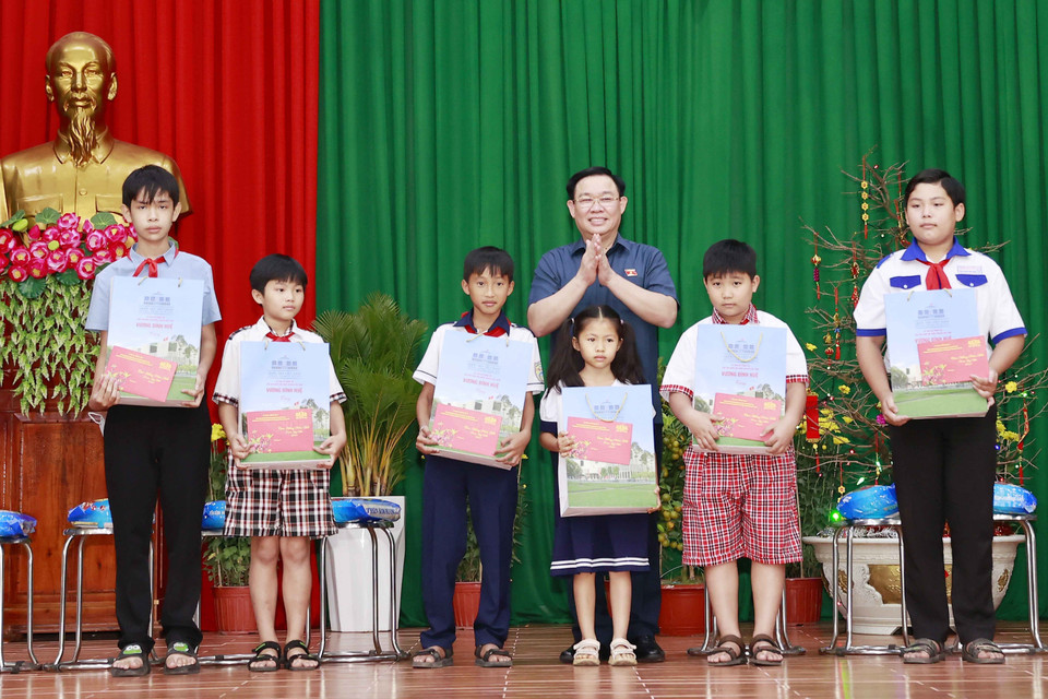 Chủ tịch Quốc hội Vương Đình Huệ tặng quà Tết các cháu mồ côi được Bộ Chỉ huy Bộ đội Biên phòng tỉnh An Giang nuôi dưỡng. (Ảnh: Doãn Tấn/TTXVN)