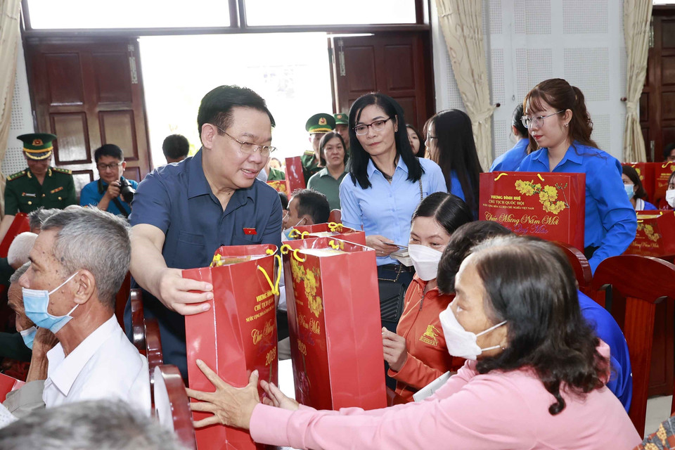 Chủ tịch Quốc hội Vương Đình Huệ tặng quà Tết gia đình chính sách, hộ nghèo, đồng bào dân tộc và công nhân lao động có hoàn cảnh khó khăn. (Ảnh: Doãn Tấn/TTXVN)