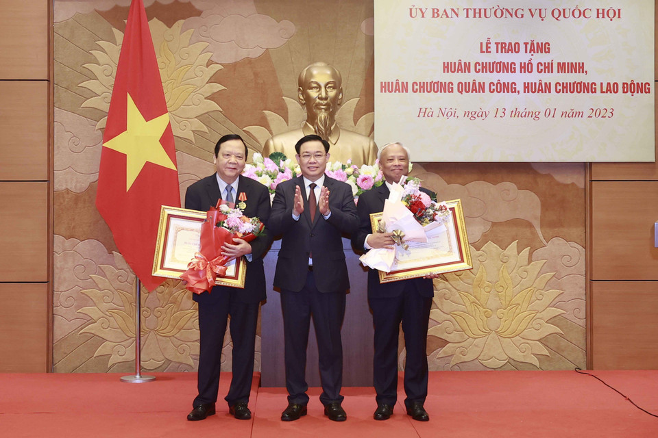 Chủ tịch Quốc hội Vương Đình Huệ trao Huân chương Hồ Chí Minh cho nguyên Phó Chủ tịch Quốc hội Uông Chu Lưu và nguyên Phó Chủ tịch Quốc hội Huỳnh Ngọc Sơn. (Ảnh: Doãn Tấn/TTXVN)