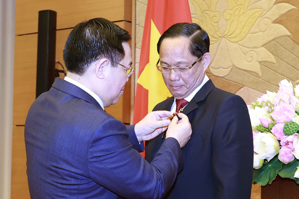 Chủ tịch Quốc hội Vương Đình Huệ trao Huân chương Quân công hạng Ba cho Phó Chủ tịch Quốc hội Trần Quang Phương. (Ảnh: Doãn Tấn/TTXVN)