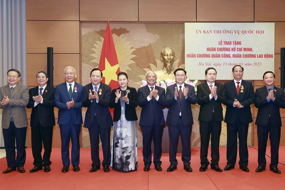 Chủ tịch Quốc hội Vương Đình Huệ và nguyên Chủ tịch Quốc hội Nguyễn Thị Kim Ngân với các vị lãnh đạo, nguyên lãnh đạo Quốc hội. (Ảnh: Doãn Tấn/TTXVN)