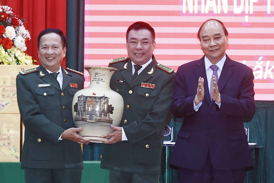 Chủ tịch nước Nguyễn Xuân Phúc tặng quà Tết cán bộ, chiến sỹ Bộ đội Biên phòng tỉnh Đắk Lắk. (Ảnh: Thống Nhất/TTXVN)