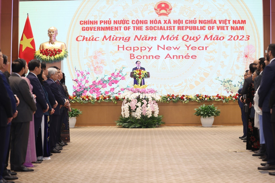 Thủ tướng Phạm Minh Chính chúc mừng Năm mới tới các đại sứ, đại biện, đại diện các cơ quan ngoại giao, các tổ chức quốc tế tại Việt Nam. (Ảnh: Dương Giang/TTXVN)