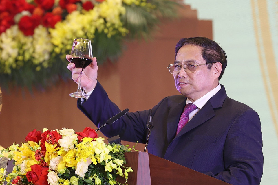 Thủ tướng Phạm Minh Chính chúc mừng Năm mới tới các đại sứ, đại biện, đại diện các cơ quan ngoại giao, các tổ chức quốc tế tại Việt Nam. (Ảnh: Dương Giang/TTXVN)